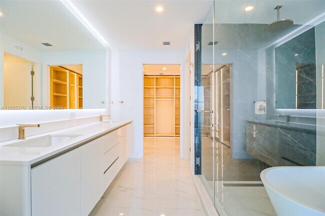 Building Photo - 700 NE 24th St