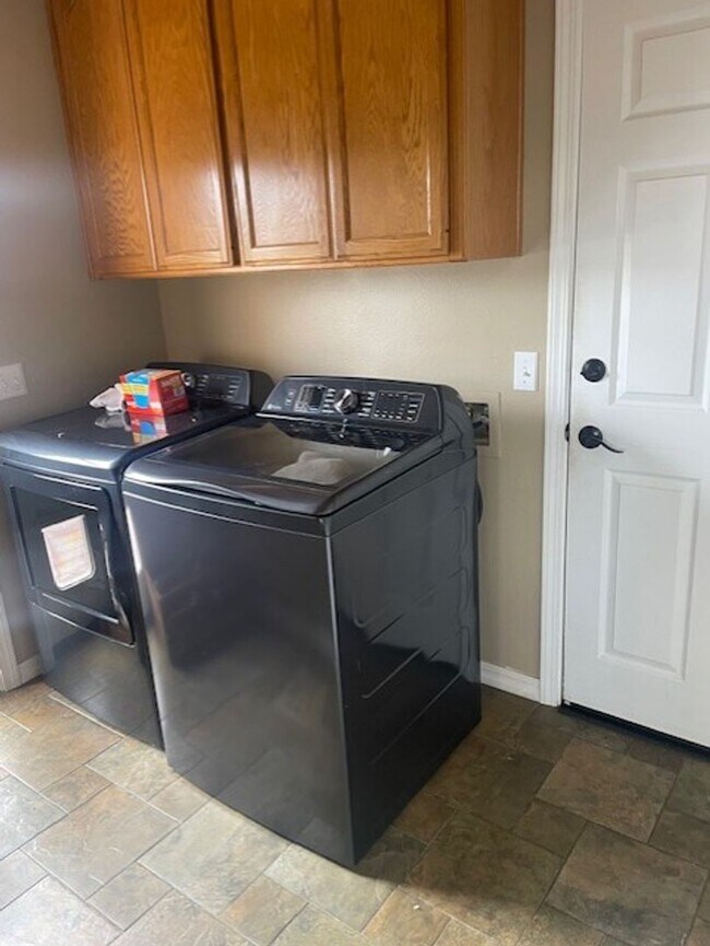 Building Photo - Charming 3 Bedroom 2.5 Bath home in Pismo Heights