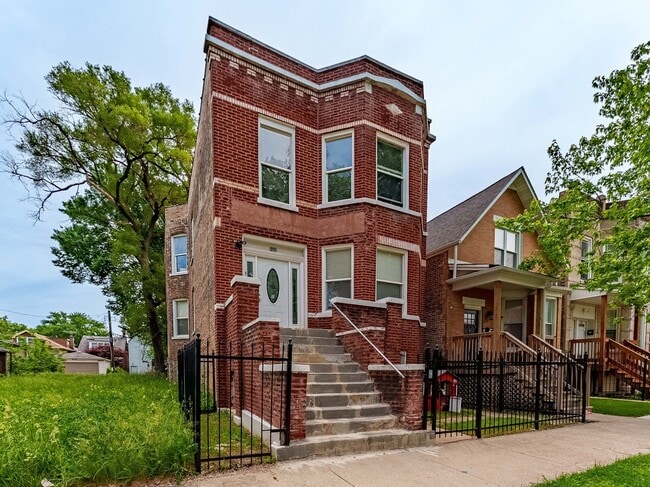 Building Photo - 555 N Lawler Ave