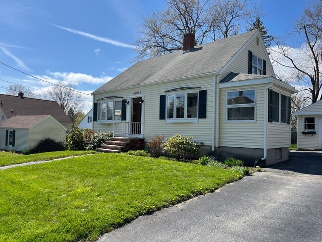 Building Photo - Three Bedroom Cape for Rent in Great Portland Neighborhood!