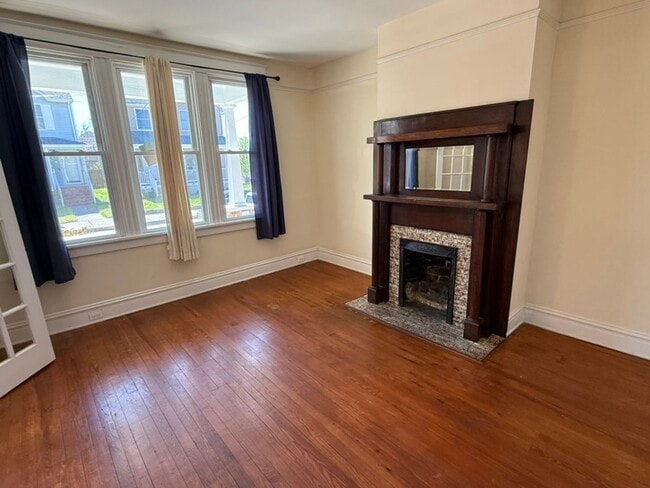 Building Photo - Spacious 3BR / 2BA apartment with ensuite bath and in-unit laundry