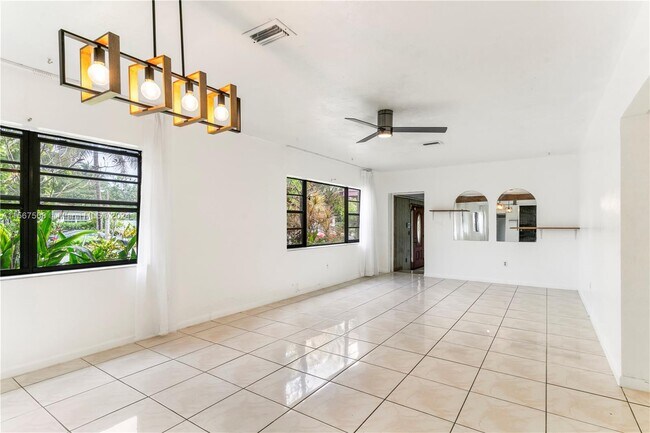Building Photo - 560 NE 158th St