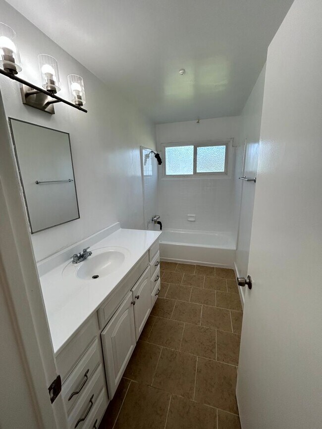 Building Photo - Spacious 4-Bed, 2-Bath Home with a Large Backyard in Prime West Hills!