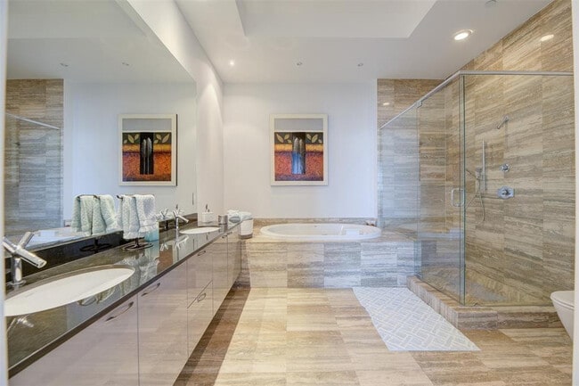 Building Photo - 15901 Collins Ave