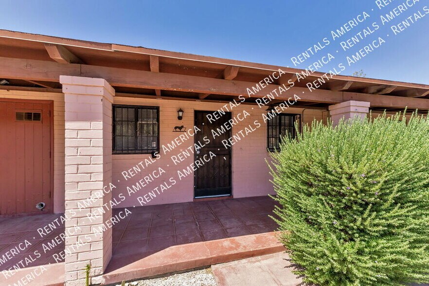 Building Photo - 947 N Alvernon Way