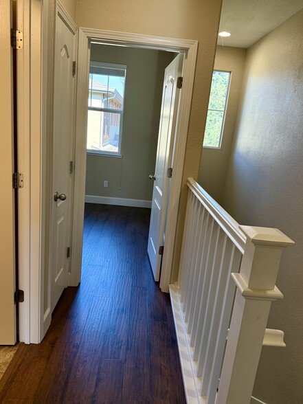 Building Photo - 722 El Paseo Cir