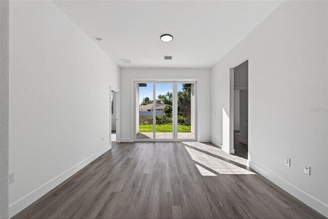 Building Photo - 511 Sweetwater Dr