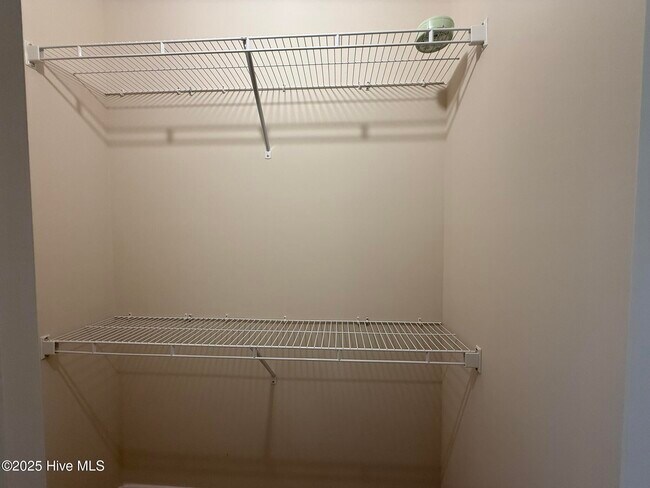 Building Photo - 300 Mashie Ct