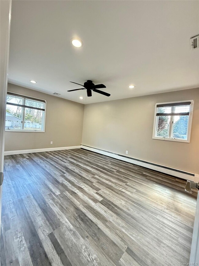 Building Photo - 102 Sycamore Cir