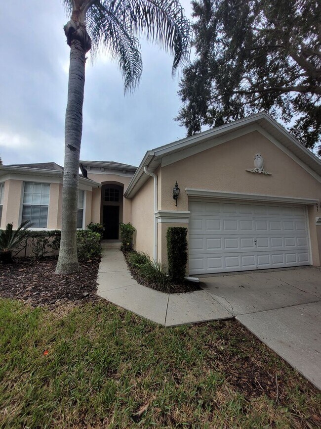 Building Photo - Amazing Renovated 4 bed 3 bath in Davenport