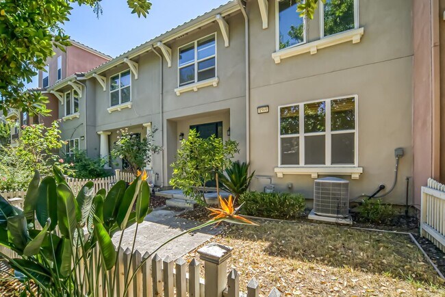 Building Photo - 4-Bedroom Townhome in San Jose!