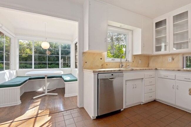 Building Photo - Located in the MUS - Unfurnished Serene El Bosque Home Available November