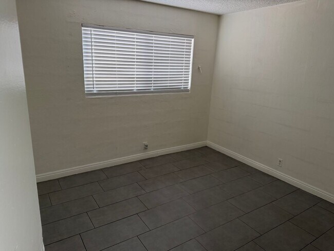Building Photo - 595 S Royal Crest Cir
