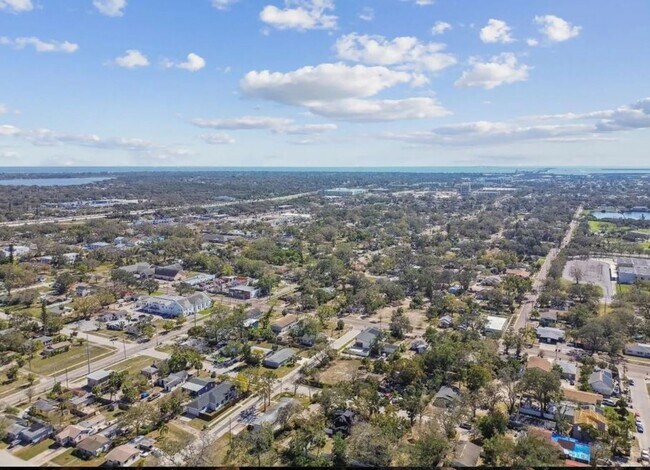 Building Photo - Housing Voucher Accepted: Charming 4-Bedroom Home in Saint Petersburg