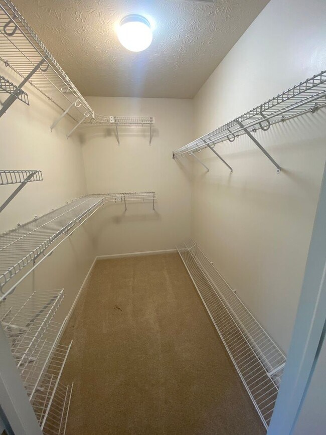 Building Photo - Spacious 4 Bedroom, 2.5 Bath Home