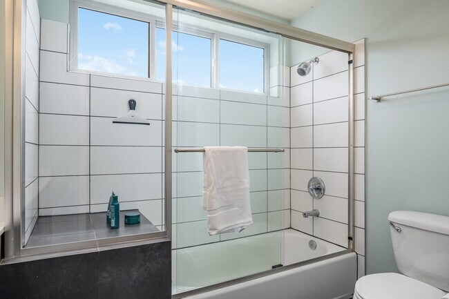 Building Photo - 1220 E Columbia St