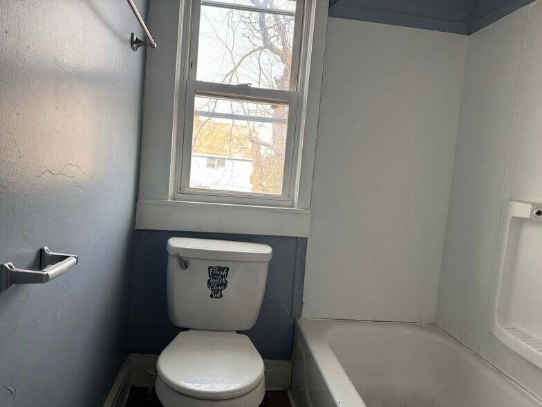 Building Photo - 386 Ridgeway Ave