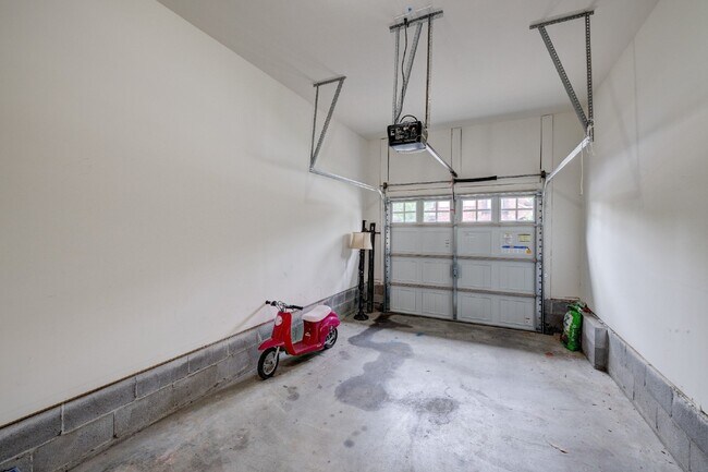 Building Photo - Hendersonville Townhome with Garage, Fireplace & Walk-In Closet