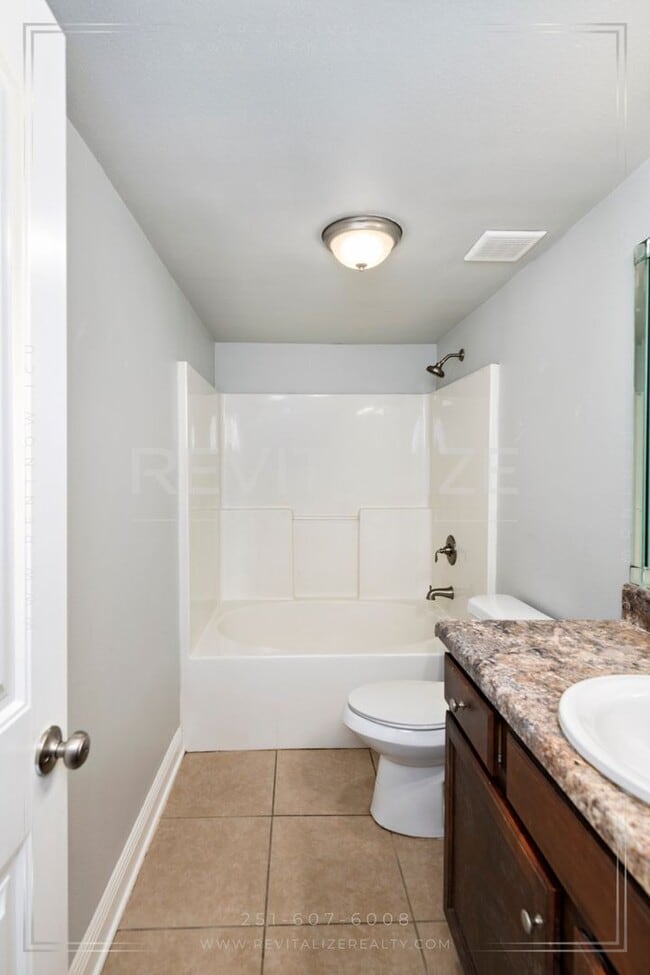 Building Photo - 2 Bedroom/2 Bathroom Condo in Daphne w/Acc...