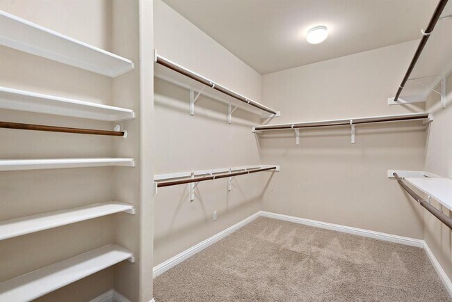 Building Photo - 880 Wild Rose Dr