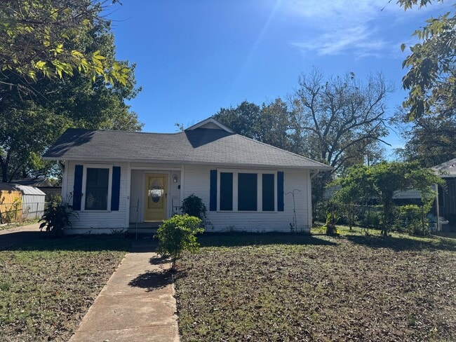 Primary Photo - Adorable Cleburne Cottage