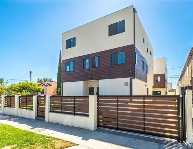 Building Photo - 6625 1/2 Beck Ave.-