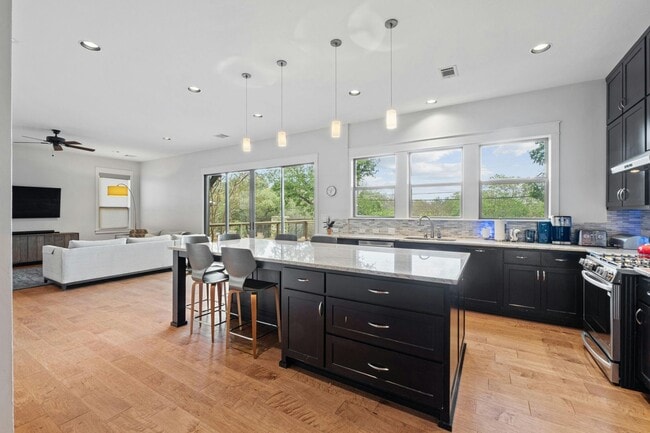 Building Photo - Beautiful 4-Bed Home in Highland Park West...