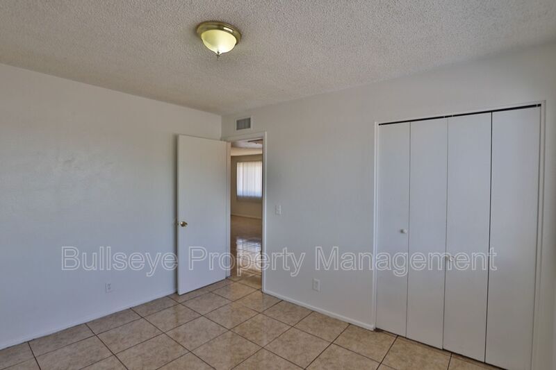 Building Photo - 859 W Ray Rd