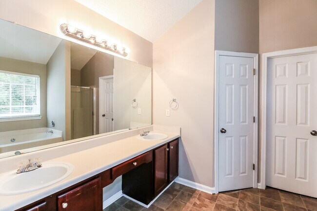 Building Photo - 516 Gristmill Ln