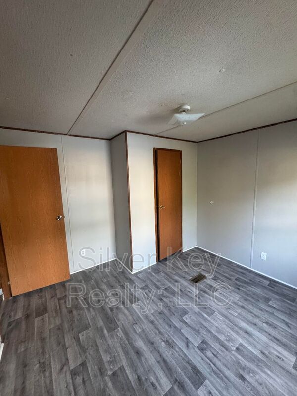 Building Photo - 901 Eastanallee Ave