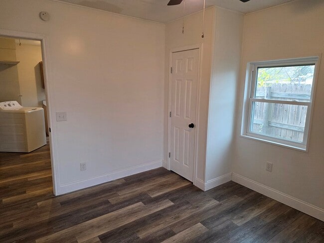 Building Photo - 221 Miller St