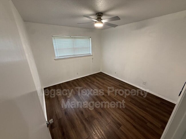 Building Photo - 1205 Tanglewood Dr