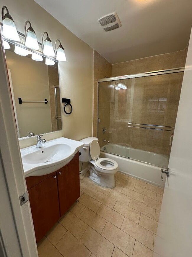 Building Photo - Spacious 1 Bedroom Winnetka Condominium fo...