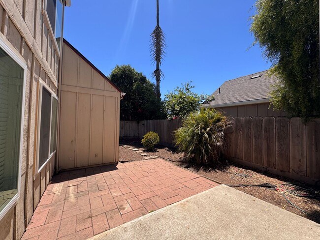 Building Photo - Updated 3 Bedroom Home in North Salinas