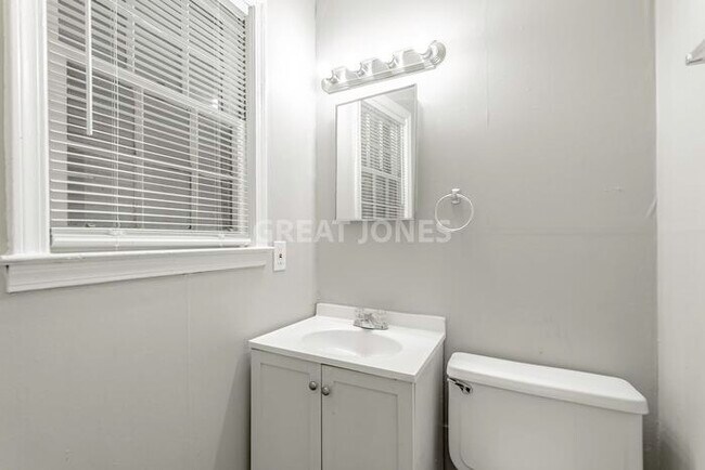 Building Photo - 1209 Hemlock St