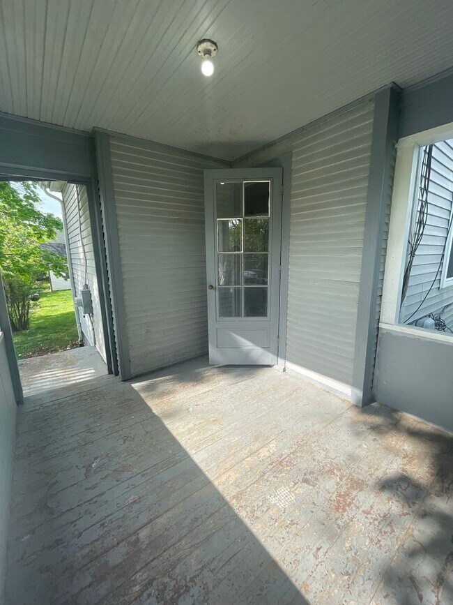 Building Photo - 841 E University Ave