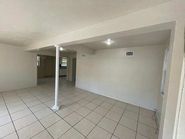 Building Photo - 226 6th Jpv St