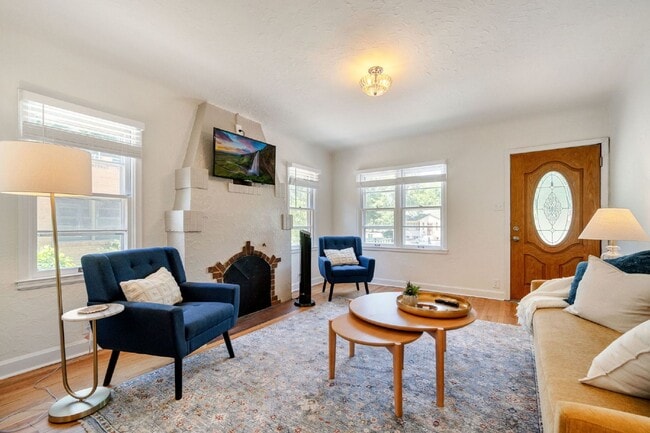 Building Photo - "Fully Furnished Monthly Rental - Newly Remodeled 2 bed Old Town bungalow "