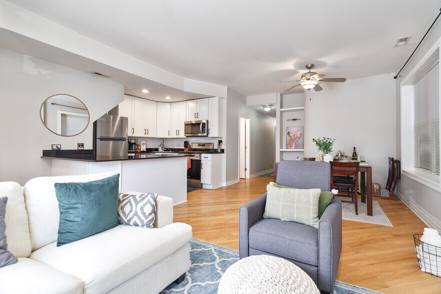 Building Photo - 3047 N Clybourn Ave