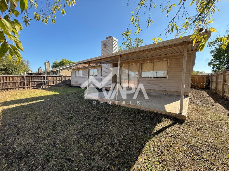 Building Photo - 5911 Autumn Lake