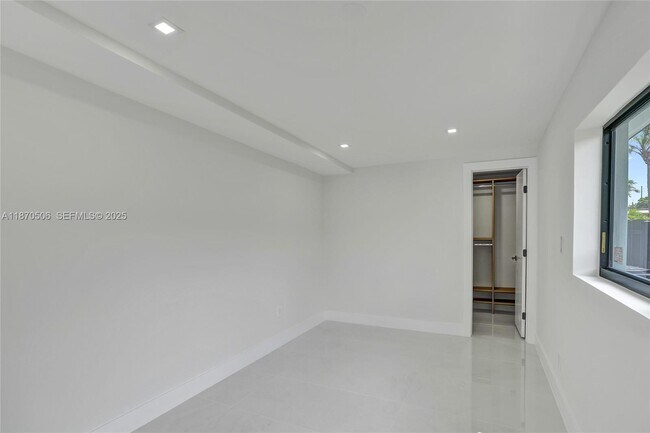 Building Photo - 1931 NE 186th Dr