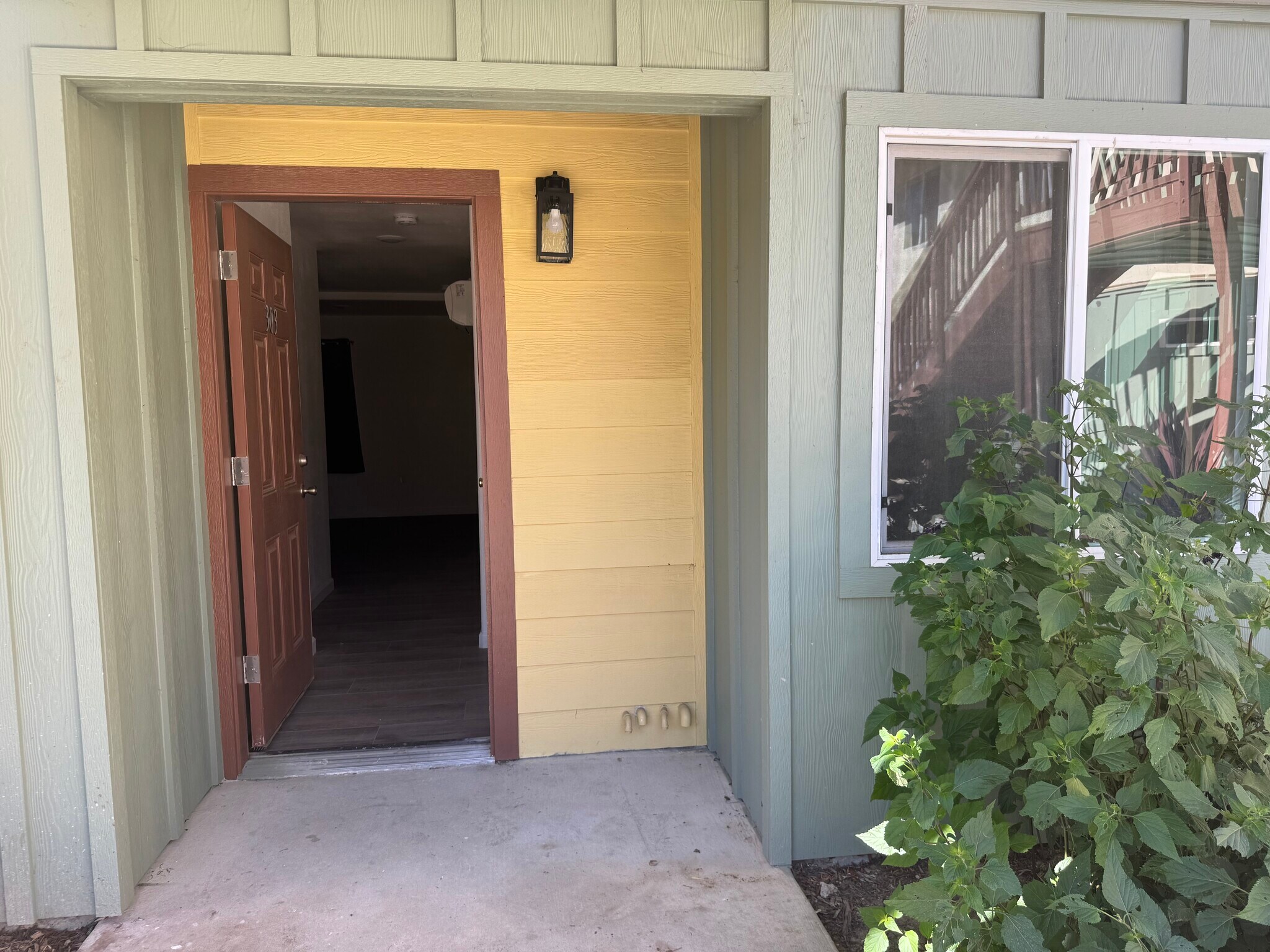 Building Photo - 1009 E Jones St