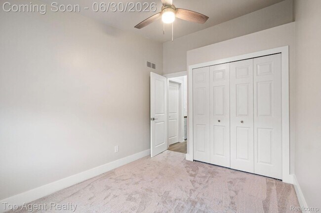 Building Photo - 38887 Country Cir