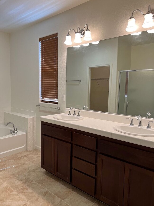 Building Photo - Desirable 4 Bed 3 Bath 2-Story Home in Folsom