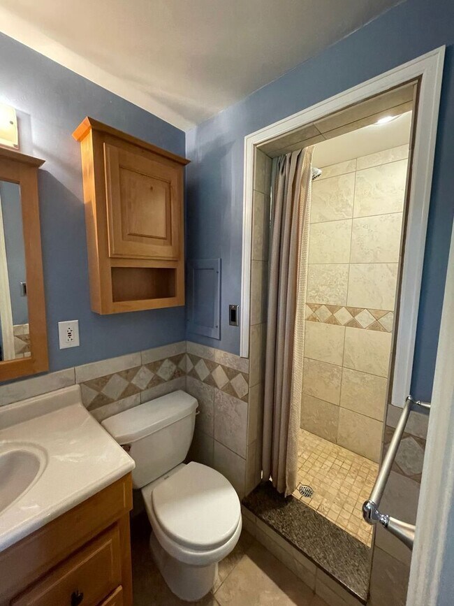 Building Photo - Reduced $2995 BOULDER HOME 5 BEDROOM, 3 FU...
