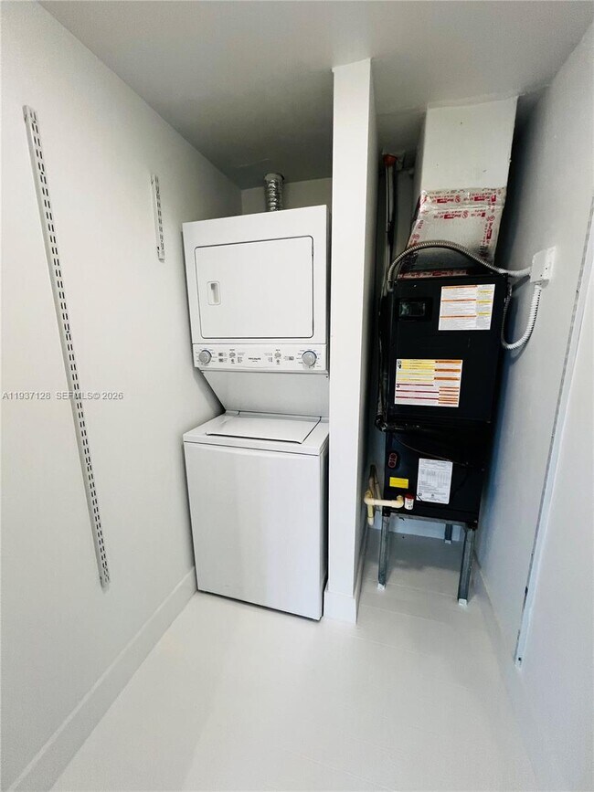 Building Photo - 960 Bay Dr