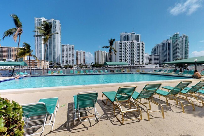 Building Photo - 1000 Parkview Dr