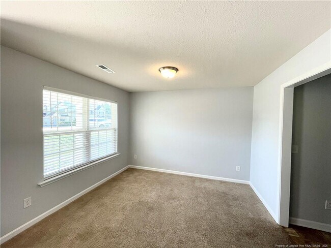 Building Photo - 92 Hallow Oak St
