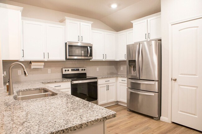 Building Photo - 3/2 Gorgeous Brick Home