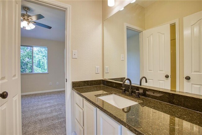 Building Photo - 1107 Middle Brook Dr